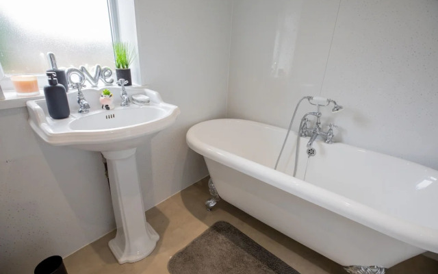 5star Serviced Homes- Free Wifi & Parking, Office