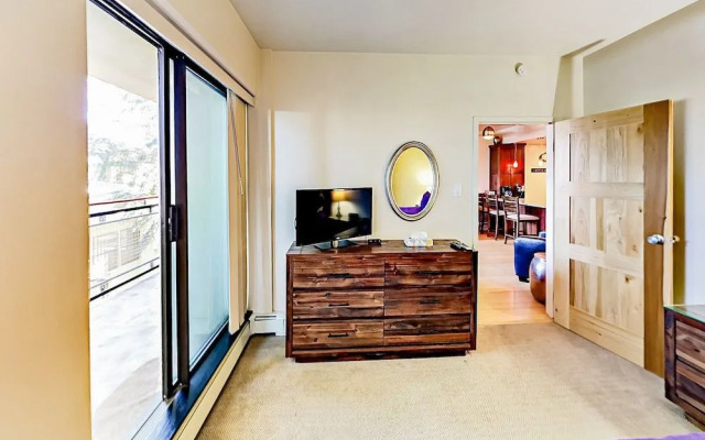 2BR Condo in Perfect Location by RedAwning