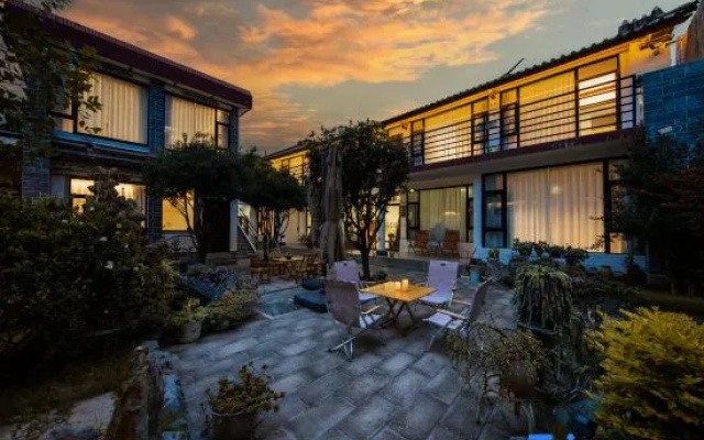 vivid courtyard of Wei Shan