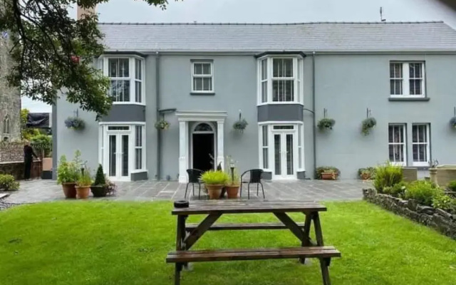 OYO Lamphey Hall Hotel