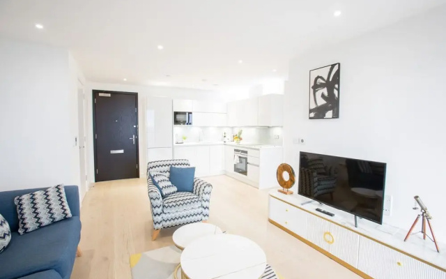 Canary Views One Bed and Bath Apartment