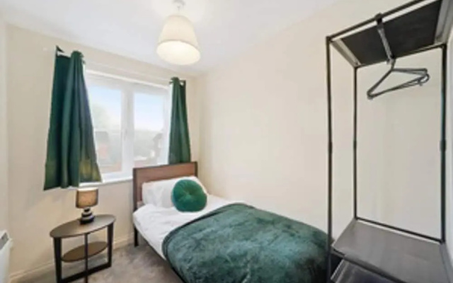 Stylish 2 bed Apt - Free Parking