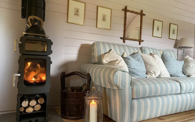 Cabins in Oxfordshire With Hot Tub & Meadow Views