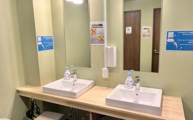 Otemachi Kamon Hotel - Caters to Men - Hostel