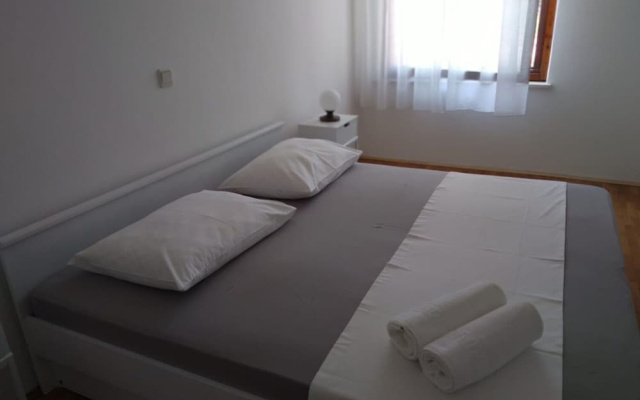 Apartments and Rooms Ref
