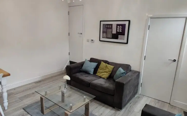 Homebird Property - Ashton House