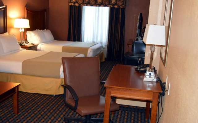Holiday Inn Express & Suites Suffolk