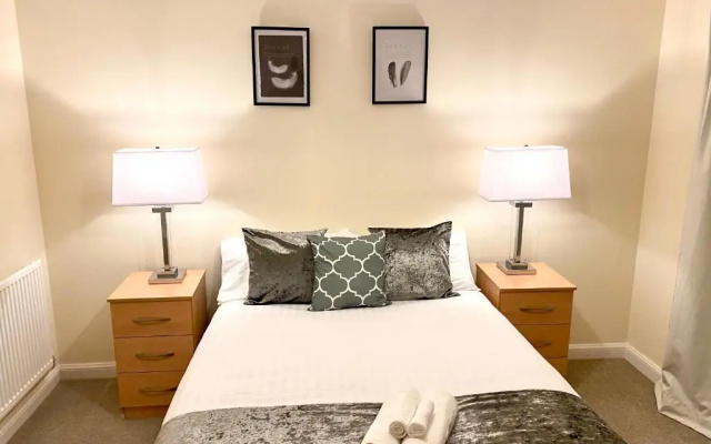 Superior Two-Bed Apartment with Free Parking, CV1 Coventry