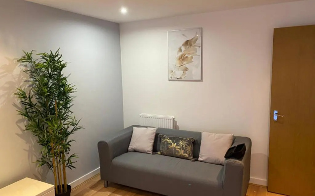 Large 5-Bed city centre townhouse with secure parking