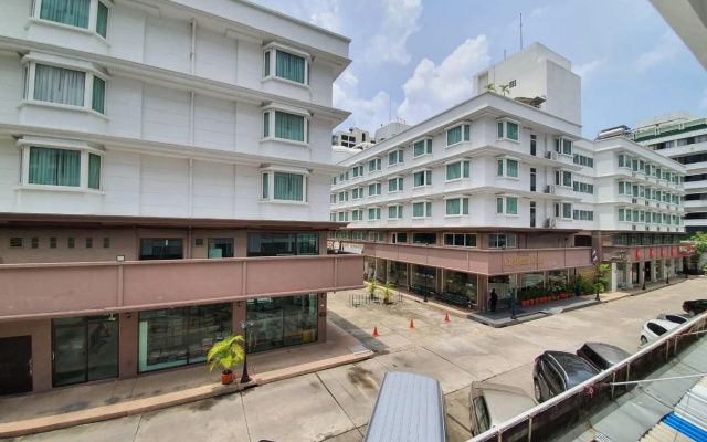 City Plaza Nana Hotel (SHA Extra Plus)