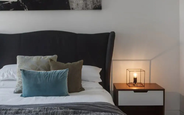 Chic 1-bed With a Sleek Balcony Near Shops