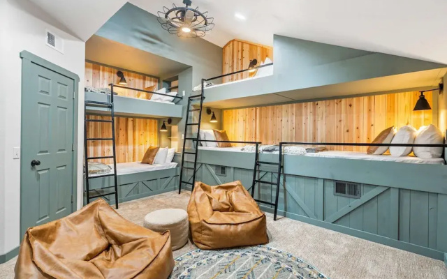 Penthouse 7 on Taneycomo - Chic Waterfront Condo!