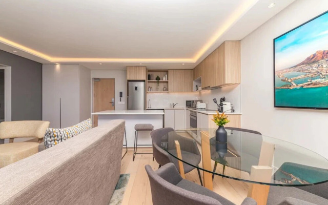 Modern and Bright 1BD APT in Sunny Sea Point