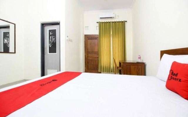 RedDoorz near UII Jakal 2