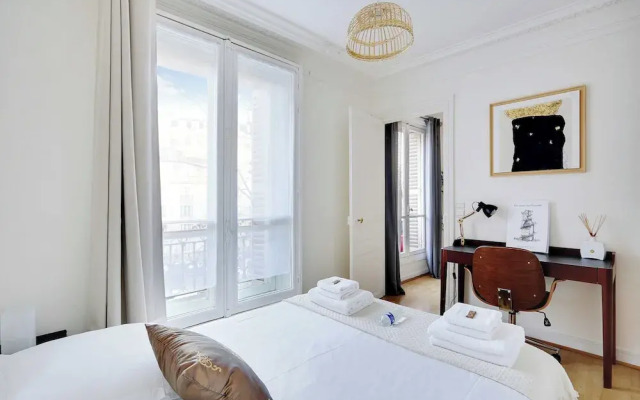 Experience the Parisian Lifestyle: 2BR Near Porte Maillot