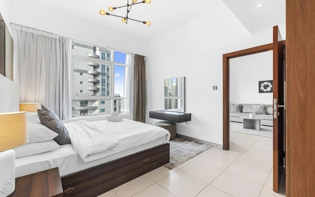 Pure Living - Mesmerizing Marina-View Apartment With Balcony