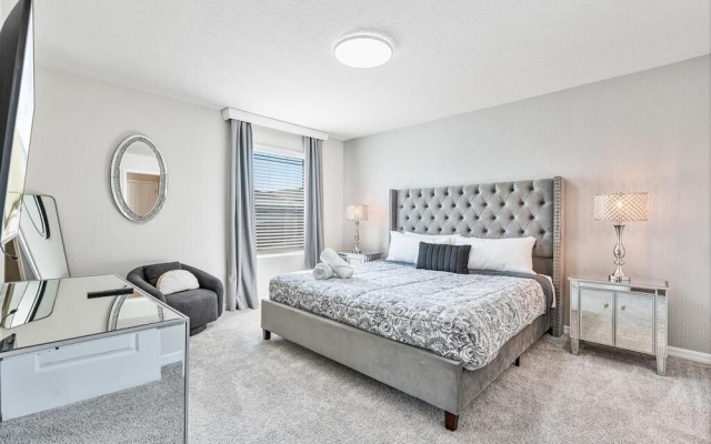 Luxury 5BR w/ Private Pool Windsor