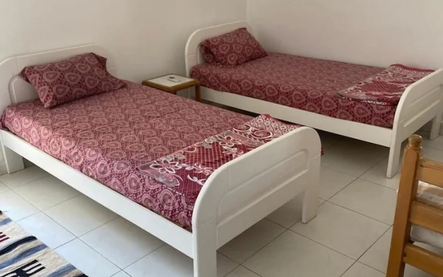 Sunny 4-Bedroom Townhouse Families Only