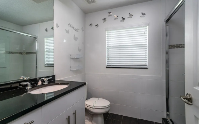 Stunning Executive Ruyper 4 Bedroom Home by RedAwning
