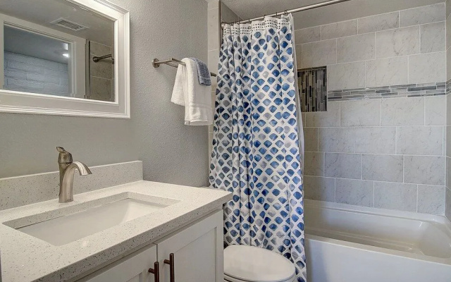 Tropical Haven 2 Bedroom Condo by Redawning