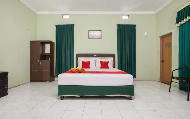 Shafira Guesthouse by Reddoorz