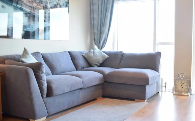 Newly Refurbished Thameside Apartment