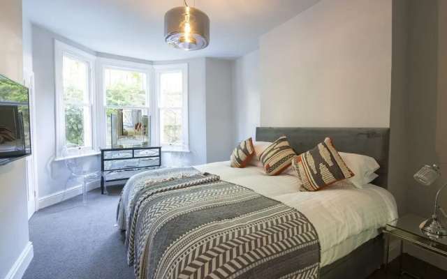Stylish York Gardens Apartment