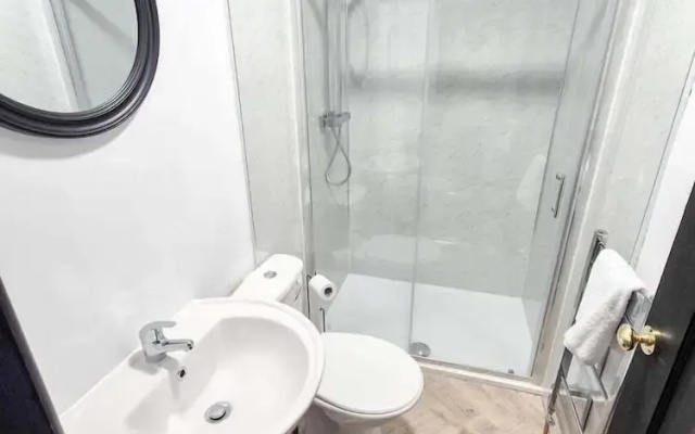4 Bedroom House Near Swansea Marina & City Centre