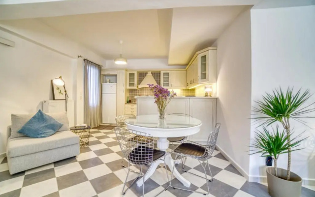 Stylish, Cozy 2-BDR Flat in Andros Town