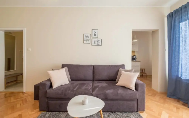 FM Deluxe 2-BDR Apartment with Balcony - Zaimov Park