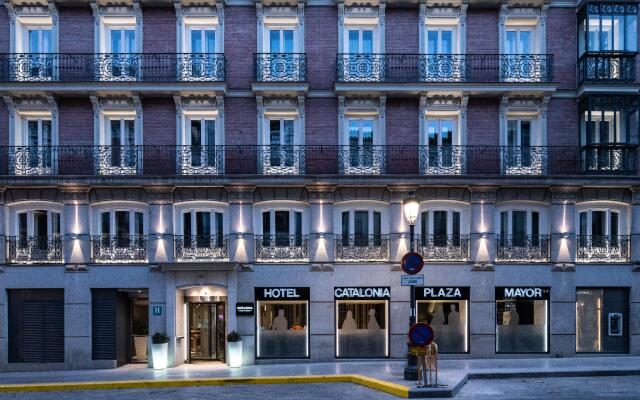 Отель Catalonia Plaza Mayor вид на фасад