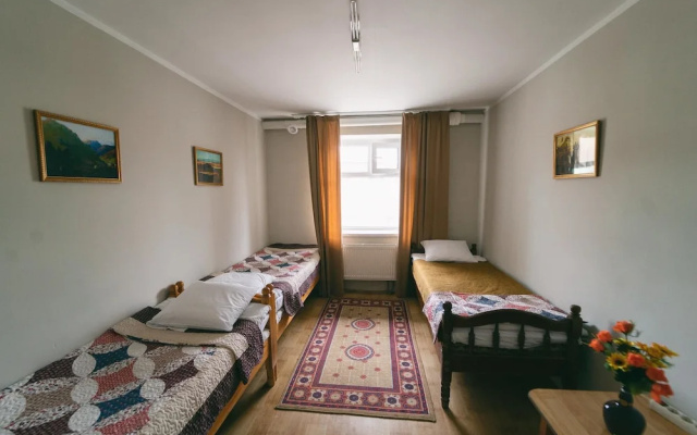 Town Yard Guesthouse and Tour