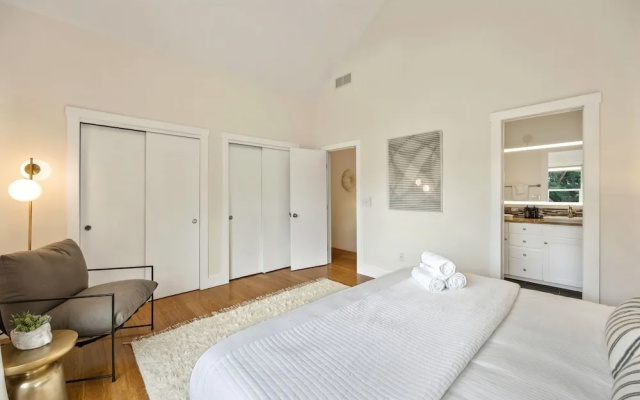 Mid-century Mod Retreat Near Old Town – Free Bikes