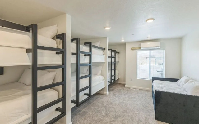 485 Rooftop Hot Tub - Sleeps 24