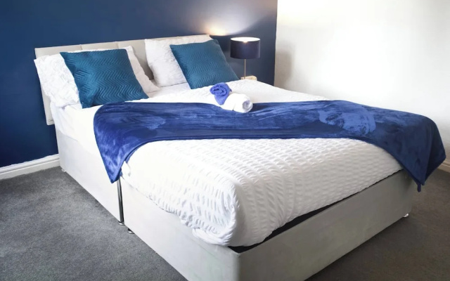 Elegant 5-bedroom Home- Fast Wifi, Free Parking & Netflix