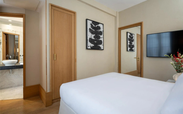 Le Belgrand Hotel Paris Champs Elysees, Tapestry by Hilton