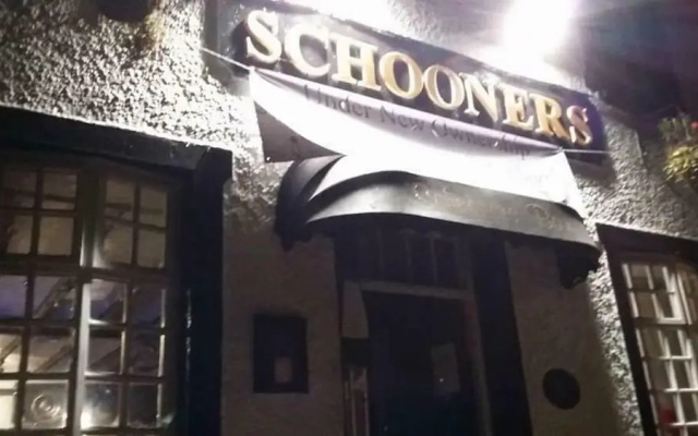 Stunning 2-bed Apartment Above Schooners Bar