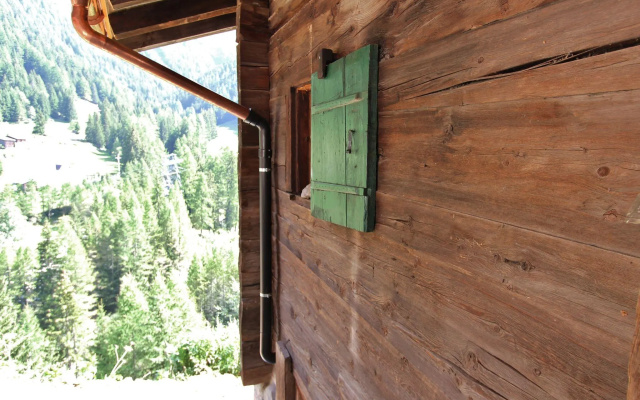 Mountain View Holiday Home in Binntal near Lengtal Deck