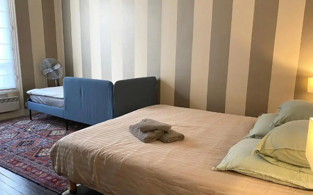 Outstanding 2 bedrooms with a terrific Eiffel Tower view