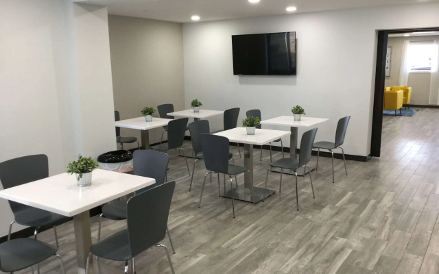 Days Inn & Suites by Wyndham Cincinnati North