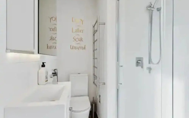 Central 2 BR apt - large balcony by Zodiak Stays