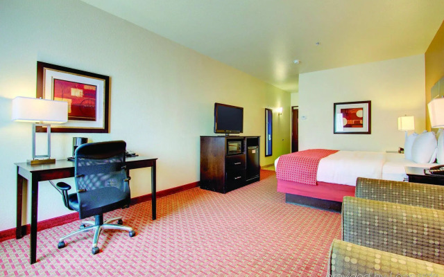 La Quinta Inn & Suites by Wyndham Denver Gateway Park