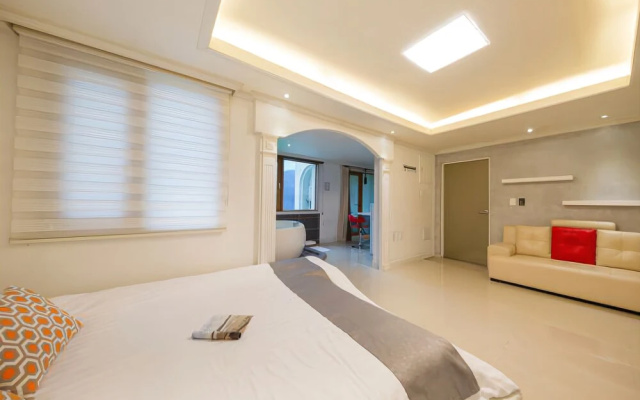 Nami Island Thira Pension