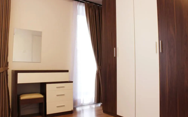 Homey 4Br Apartment at Landmark Residence