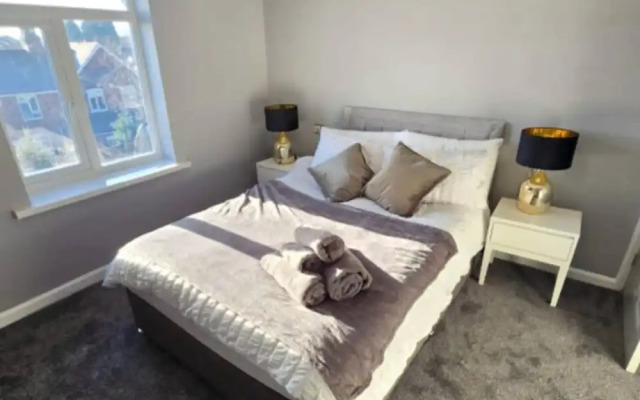 West Midlands Home - 3BR w Free Parking and Wifi