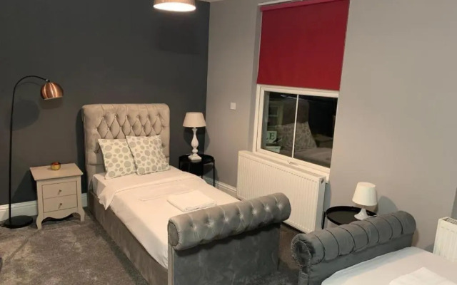 Spacious, Bright Twin Studio Apartment (can sleep up to 4)