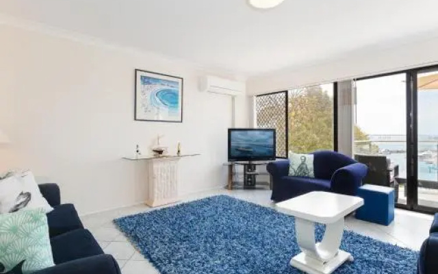2 'Paradiso', 4 Laman Street - beautiful unit with stunning water views & pool