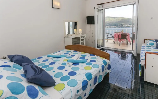 Nice Home in Okrug Donji With Wifi and 3 Bedrooms