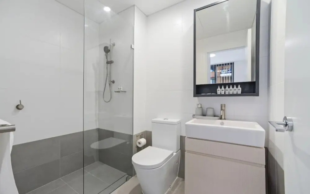 HomeHotel Walking Distance to Train & Westfield