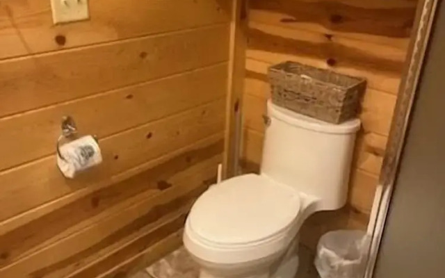 Crooked Pine Cabin With Swing and Hot Tub on the Deck by Redawning